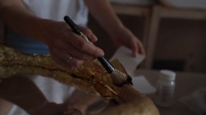 Покрываем поталью фактурную раму зеркала