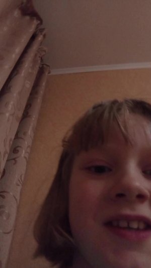 играю с братом в прятки