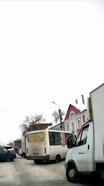 Автобус притёр легковушку на перекрёстке в Омске смотреть онлайн