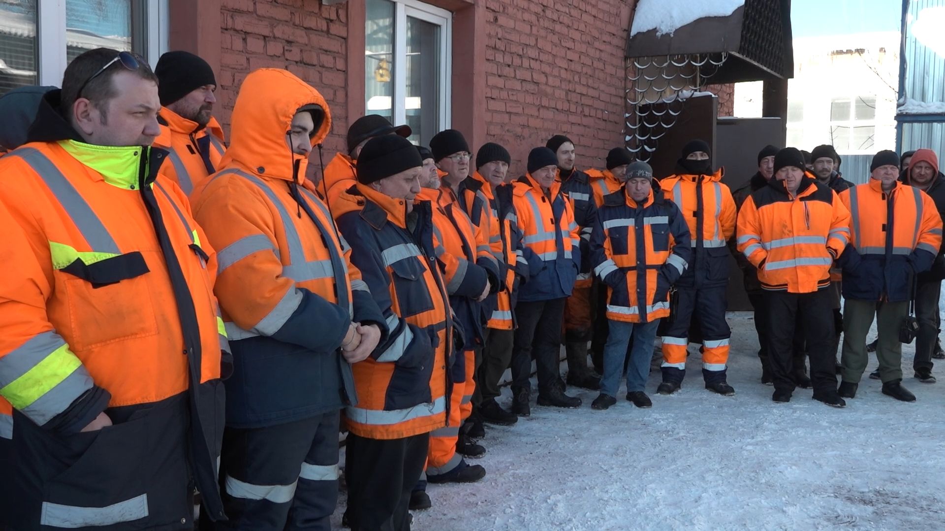 Сотрудников МКУ «Пушгорхоз» поблагодарили за работу в период снегопада смотреть онлайн