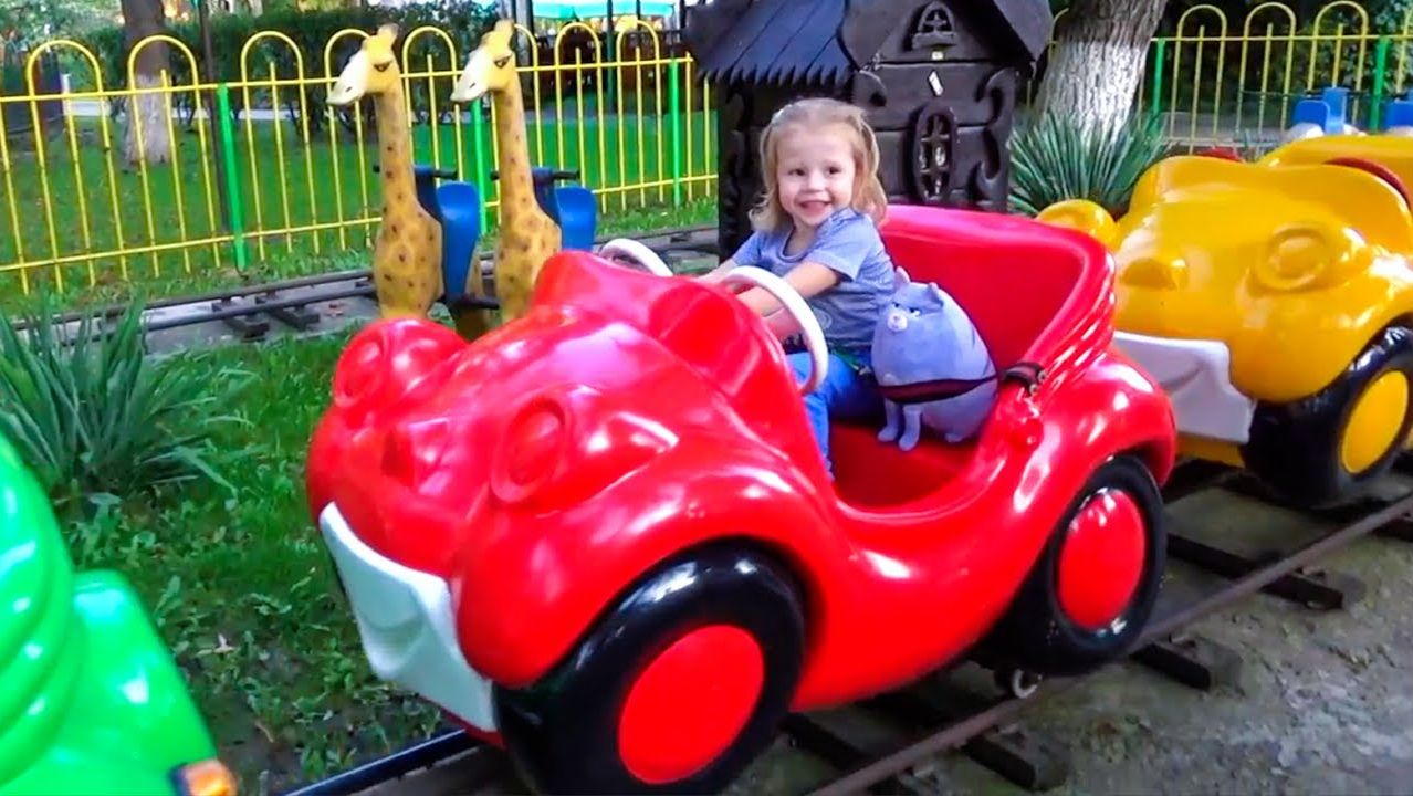 Настя играет в парке аттракционов смотреть онлайн