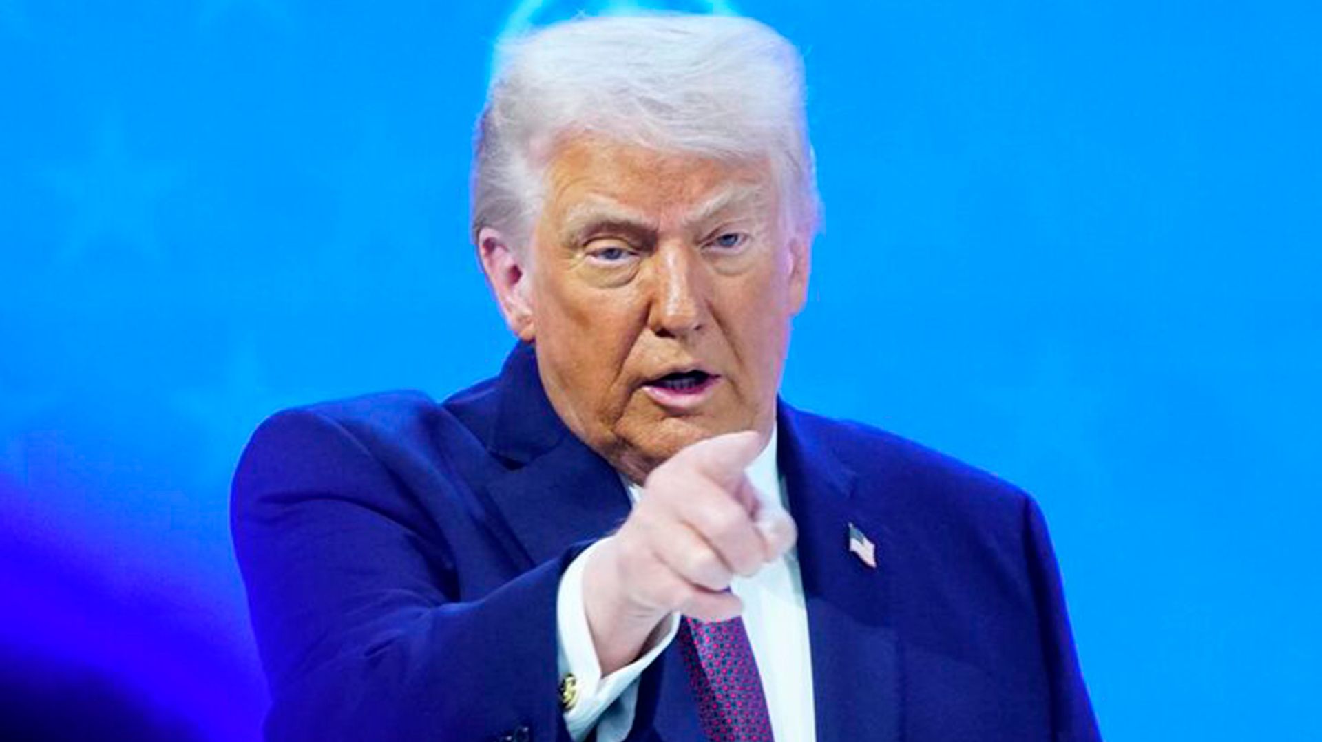 Дональд Трамп объявил чрезвычайное положение в США из-за угроз от Кубы смотреть онлайн