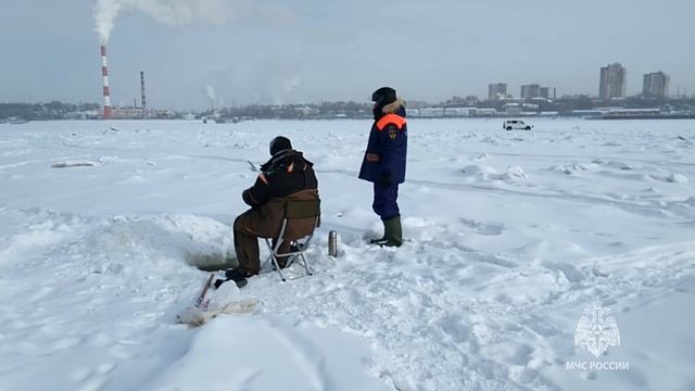В Хабаровском крае сотрудники МЧС России проводят мероприятия по предупреждению трагедий на льду смотреть онлайн