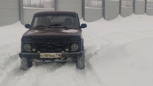 Снежный шок): всех сдуло с парковки. Нива как всегда выручает!