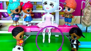 БАЛЕРИНА КАПУЧИНО😜 НОВЫЙ УЧИТЕЛЬ🧐 физкультуры в ВЕСЕЛОЙ ШКОЛЕ кукол ЛОЛ сюрприз МУЛЬТИК