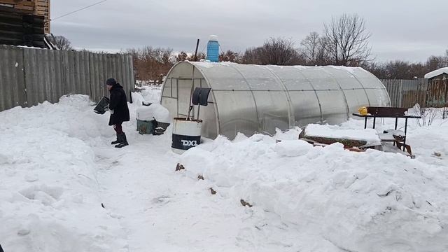 МУЖ ЧИСТЯТ СНЕГ, БОЛТАЛКА. смотреть онлайн