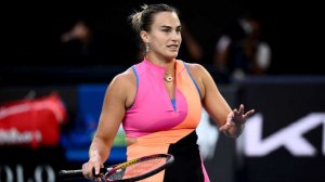 Теннисистку Соболенко наказали за громкий крик