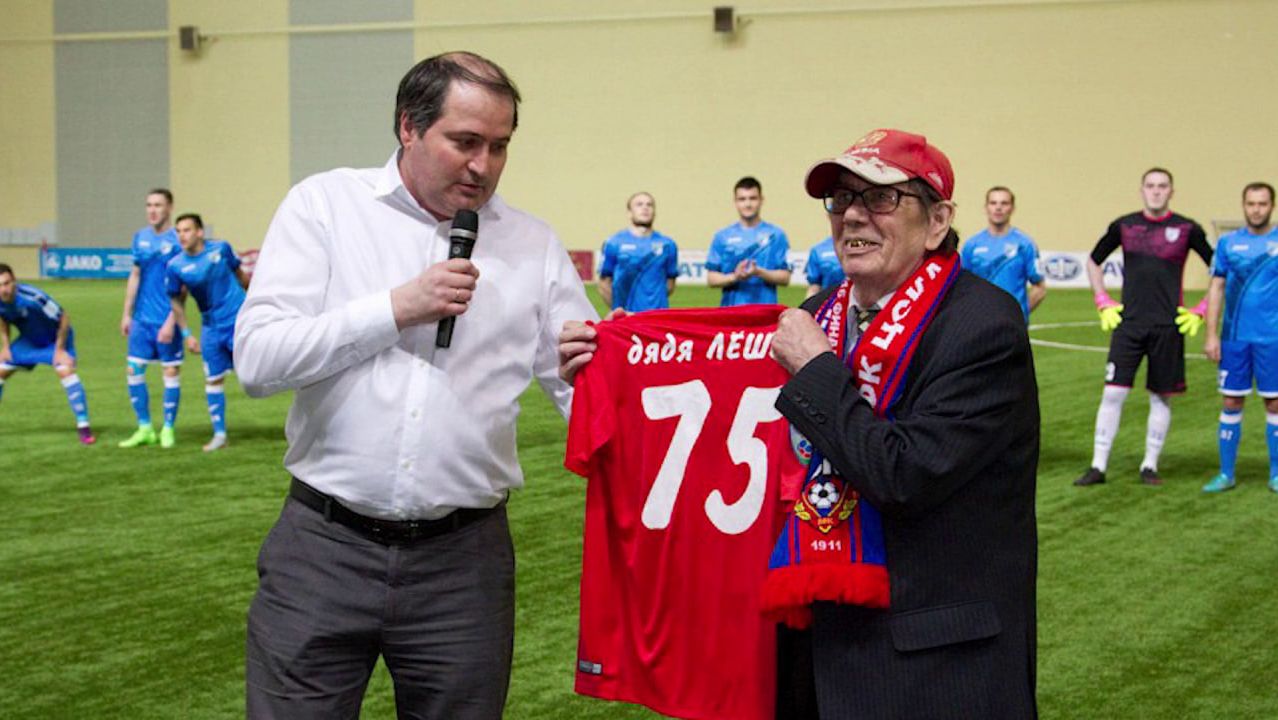 ПАМЯТЬ ФУТБОЛЬНОГО БОЛЕЛЬЩИКА УВЕКОВЕЧИЛИ НА СТАДИОНАХ смотреть онлайн