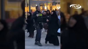 Полицейский бьет мусульманок в хиджабе!