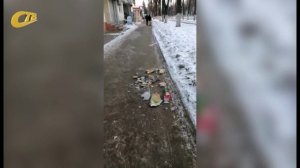 ЖИТЕЛЬНИЦА ЖЕЛЕЗНОГОРСКА ПОЖАЛОВАЛАСЬ НА НЕИЗВЕСТНОГО, ВЫБРАСЫВАЮЩЕГО МУСОР ИЗ ОКОН ДОМА НА ТРОТУАР