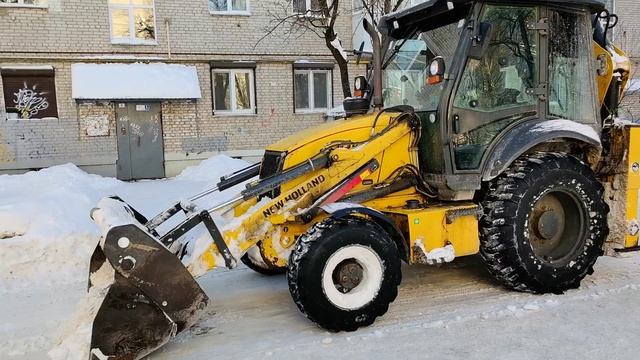 В Смоленске масштабные работы по вывозу снега проходят и днем ночью смотреть онлайн