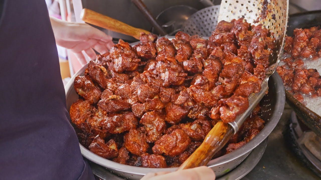 Тайвань. жареные свиные ребрышки с супом и с лапшой смотреть онлайн