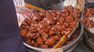 Тайвань. жареные свиные ребрышки с супом и с лапшой