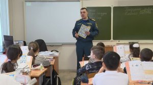 (12+) Уроки выживания: инспекторы ГИМС учат школьников правилам безопасности на льду