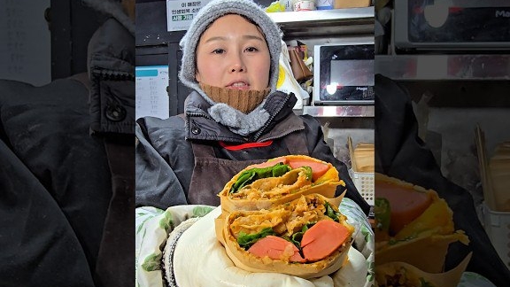 Безумный китайский цзяньбин в Корее 🇰🇷🔥 Хрустящие слоеные пирожки, колбаски и яйца. смотреть онлайн