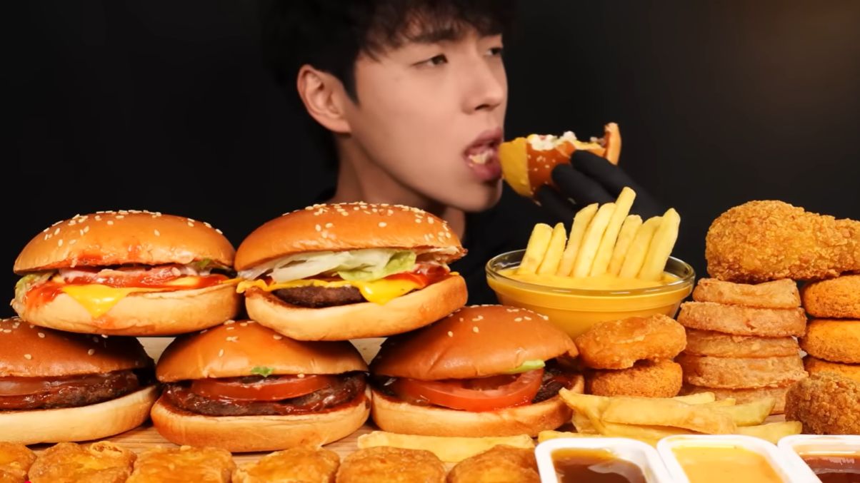 🔥🍲 Мукбанг и Mukbang : АТАКА ХРУСТЯЩЕЙ КАЛОРИЙНОСТИ! 🍔 Наггетсы, бургер, картошка, луковые кольца смотреть онлайн