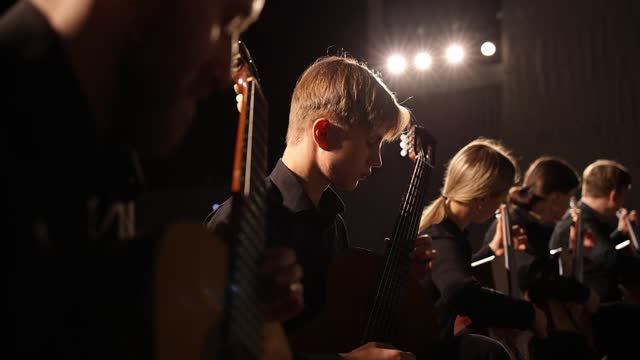 Jeremy Soule - DRAGONBORN (The Elder Scrolls V SKYRIM) | ансамбль гитаристов смотреть онлайн