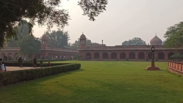 У индийских достопримечательностях всегда чисто и красиво! смотреть онлайн