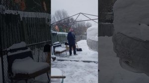 привет всем, ребята, за мной убираем снег в огороде. подписывайтесь на канал