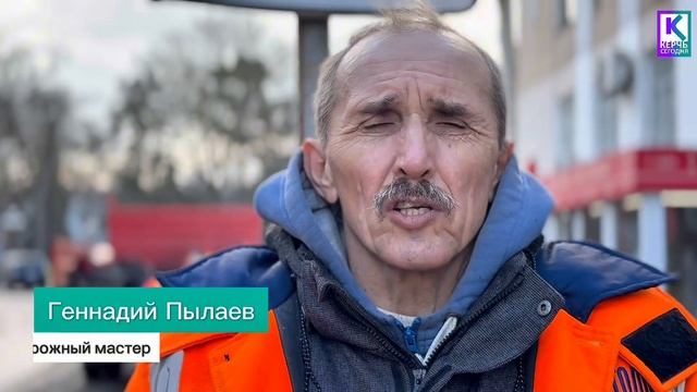 Дорожники проводят ямочный ремонт в Керчи смотреть онлайн