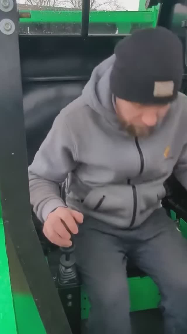 ИСПЫТАНИЕ ЗЕМЛЕЙ И СНЕГОМ МИНИ ПОГРУЗЧИКА. ЖИЗНЬ В ДЕРЕВНЕ смотреть онлайн