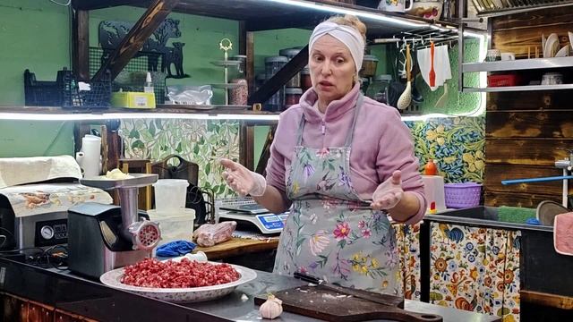 ЛЕША ГОЛОДАЕТ ВАРЮ ОБЕД! смотреть онлайн