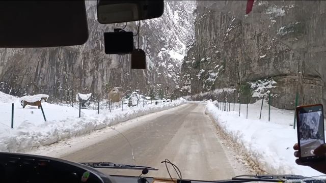 Заснеженная дорога на озеро Рица и обратно, 04.01. 2026. смотреть онлайн