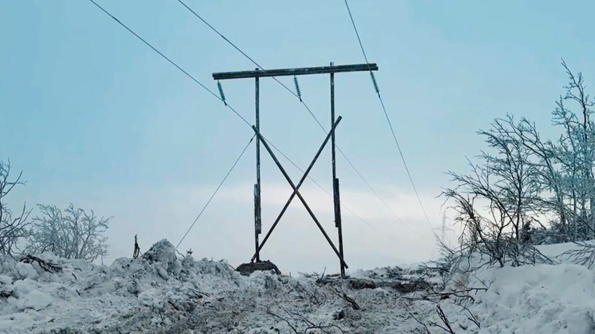 Энергетики «Россети» начали установку постоянных опор ЛЭП после аварии в Мурманской области смотреть онлайн
