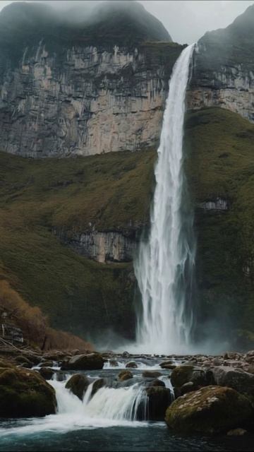 Величие природы: водопад на фоне гор природа водопад пейзаж