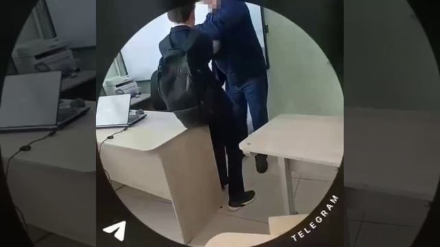 Учитель отхлестал ремнём связанного школьника за оскорбительную карикатуру с «Чебурашкой» смотреть онлайн