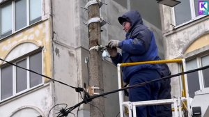 В Керчи становится светлее: на шоссе Героев Сталинграда устанавливают новые фонари