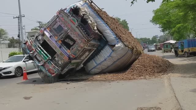 Ремонт оси грузовика без разгрузки. Пакистан смотреть онлайн