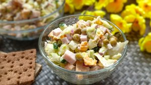 Легкий салат со свининой и жареным яйцом - простой и вкусный рецепт