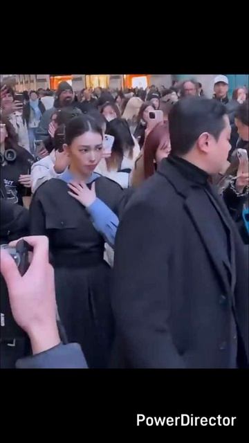 Карина из aespa столкнулась с небезопасной ситуацией из-за чрезмерного скопления людей. смотреть онлайн