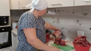 Второй день   мясом занимаюсь. Сходим в гости к коровкам. Жизнь в деревне.