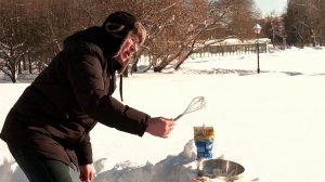 Корреспондент Первого канала проверил лайфхак по приготовлению мороженого в сугробе