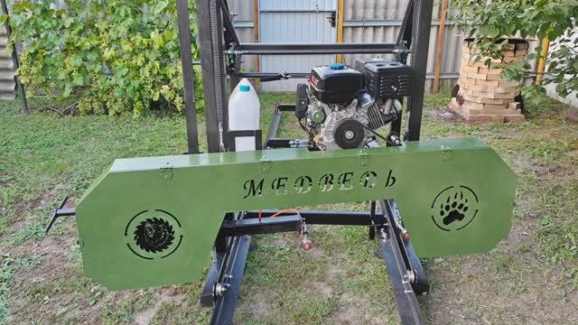 Новая версия бензиновой пилорамы с косым запилом . Ленточная пилорама с бензиновым двигателем . смотреть онлайн