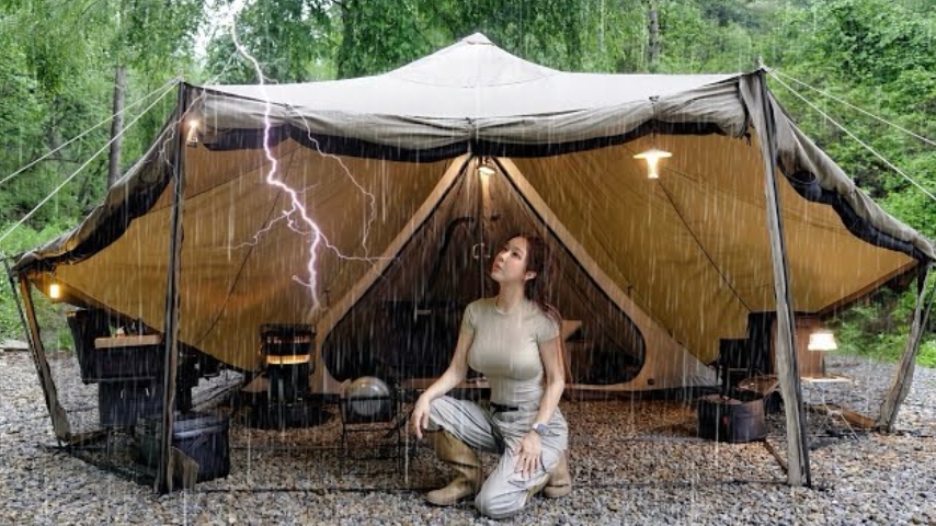 Потрясающий кемпинг во время сильного дождя. Брезентовый тент превращается в классную палатку. смотреть онлайн