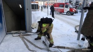 Оперативное видео с места тушения пожара по ул. Взлетная в Барнауле
