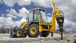 Мы роем траншею под установку дорожного ограждения с помощью гидромолота. 🔧