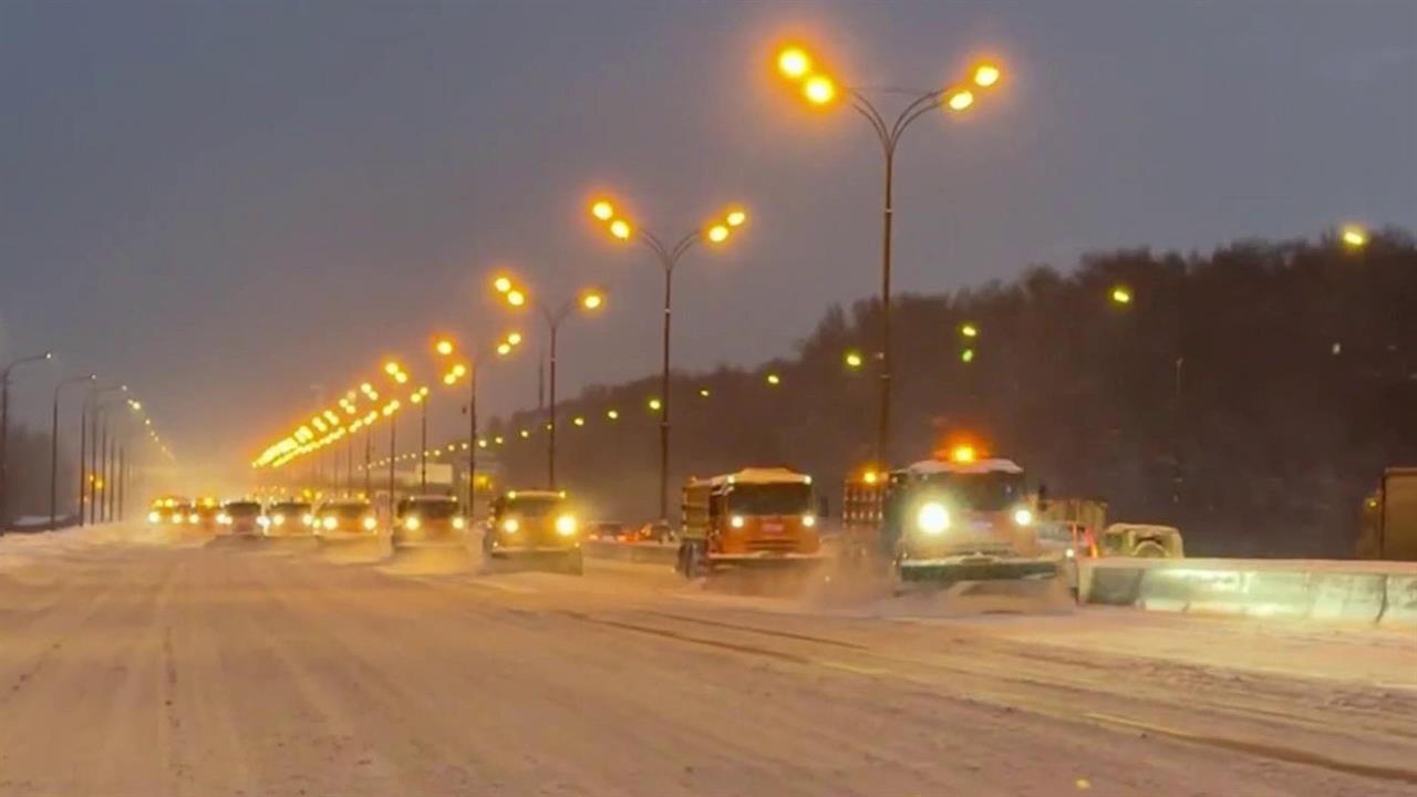 В Москве завершился снегопад, но коммунальные службы продолжают круглосуточно разгребать завалы. смотреть онлайн
