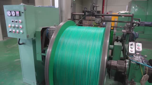 Процесс изготовления электрических шнуров. Фабрика, массово производящая вилки и кабели. смотреть онлайн