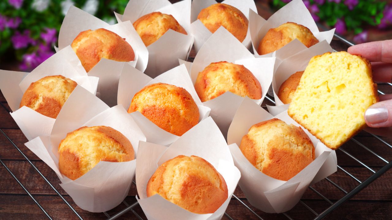Воздушные кексы со сгущенным молоком за 5 минут | супер нежные и высокие смотреть онлайн