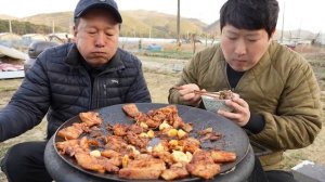 Тушеная свиная грудинка с чесноком,приготовленный на огне Мукбанг