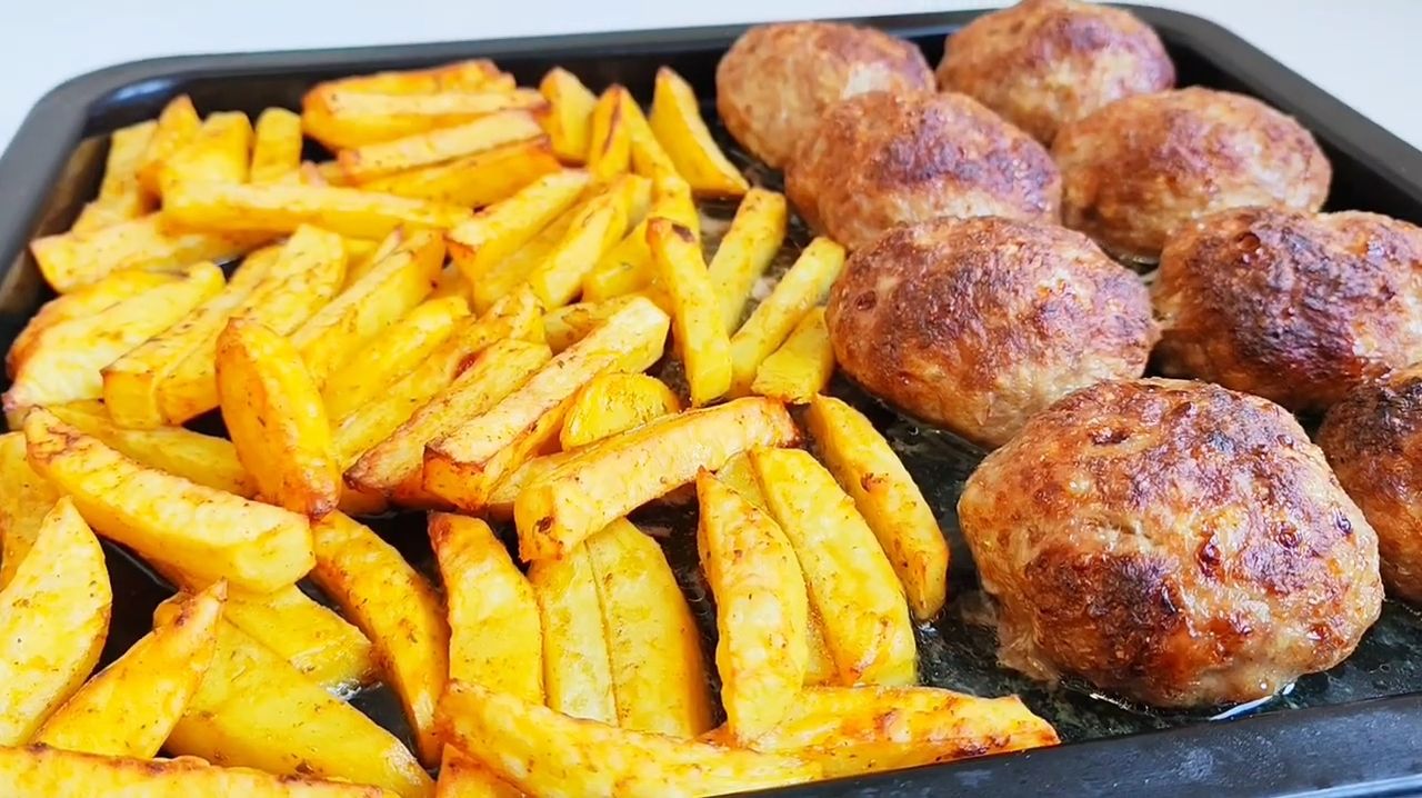 Жареная картошка с котлетами в духовке без лишнего масла, без брызг🍟 смотреть онлайн