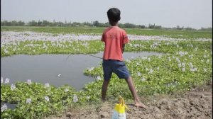 МАЛЬЧИК ЛОВИТ РЫБУ