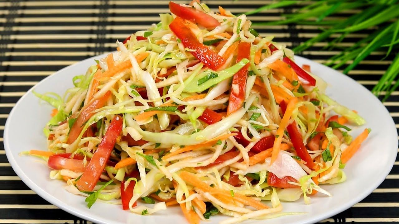 Съедят за Минуту! Вкуснейший Салат "СОЧНЫЙ" за 5 Минут на каждый день и на праздничный стол! смотреть онлайн