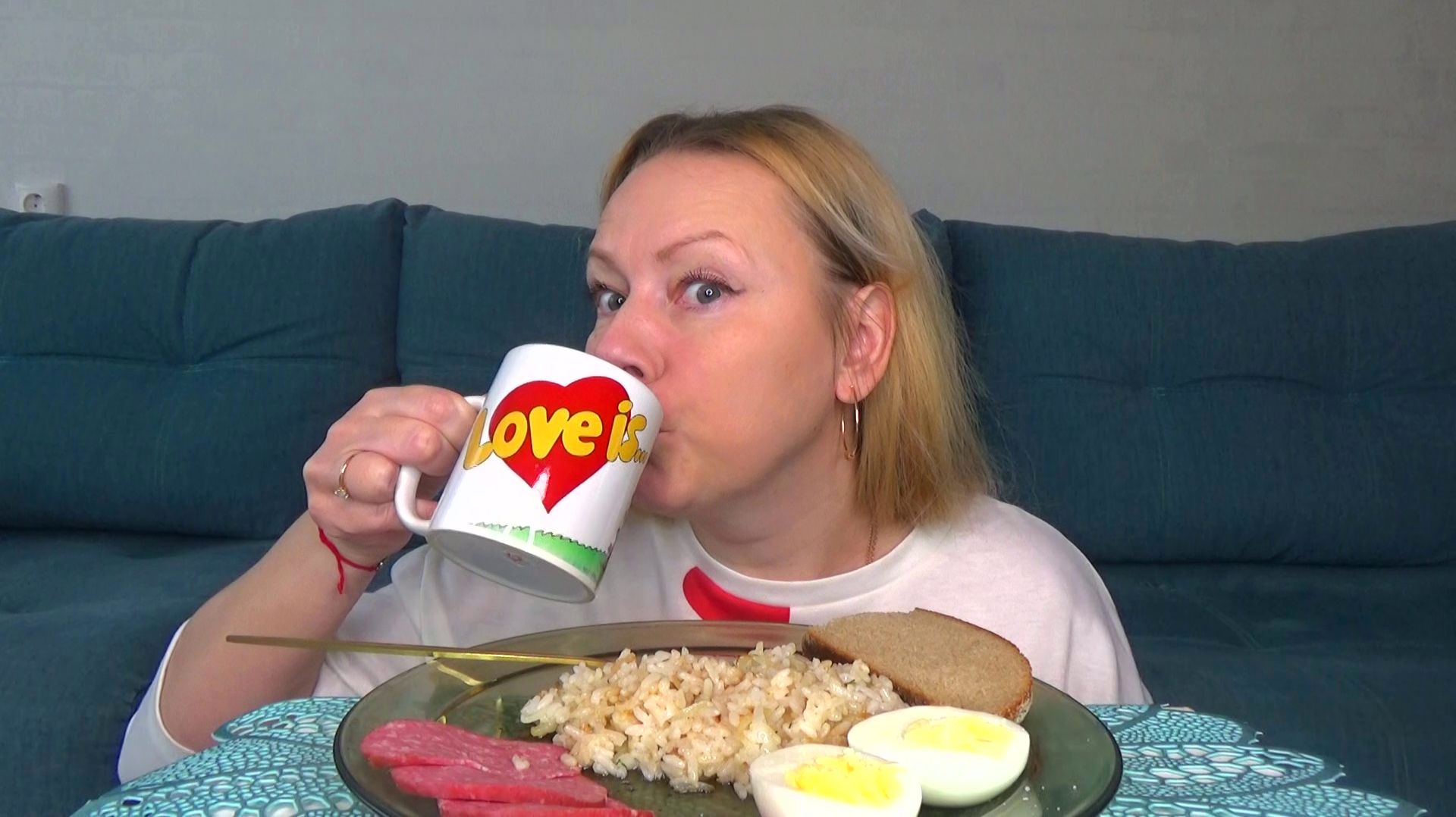 Мукбан мини завтрак, рис с луком, колбаса и яйцо вареное. Еда вкуснота. смотреть онлайн