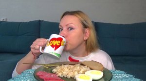 Мукбан мини завтрак, рис с луком, колбаса и яйцо вареное. Еда вкуснота.