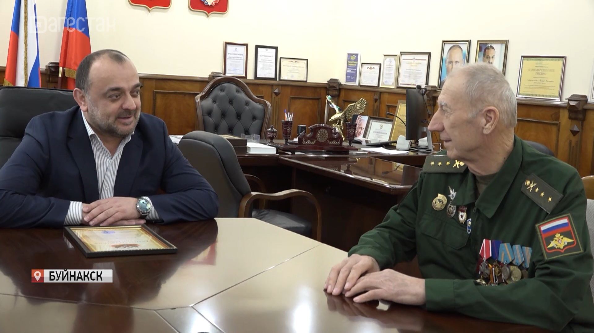 Глава Буйнакска встретился с 64-летним участником СВО смотреть онлайн